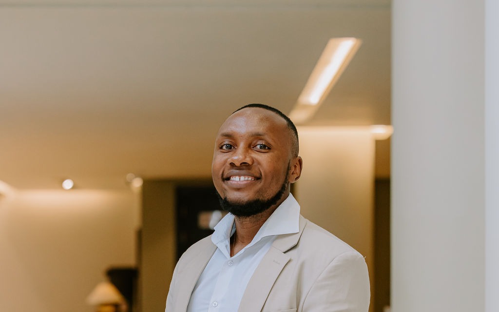 Gift Lubele in Cape Town, cream suit, head and shoulders. Photograph.